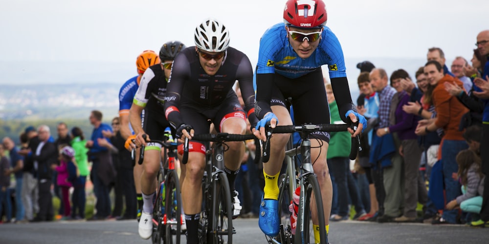 高清电视屏幕上正在播放激烈的足球比赛直播特写镜头