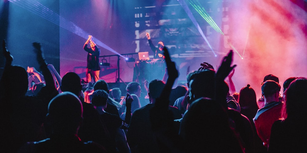 一群球迷在社区内热烈讨论足球比赛的场景