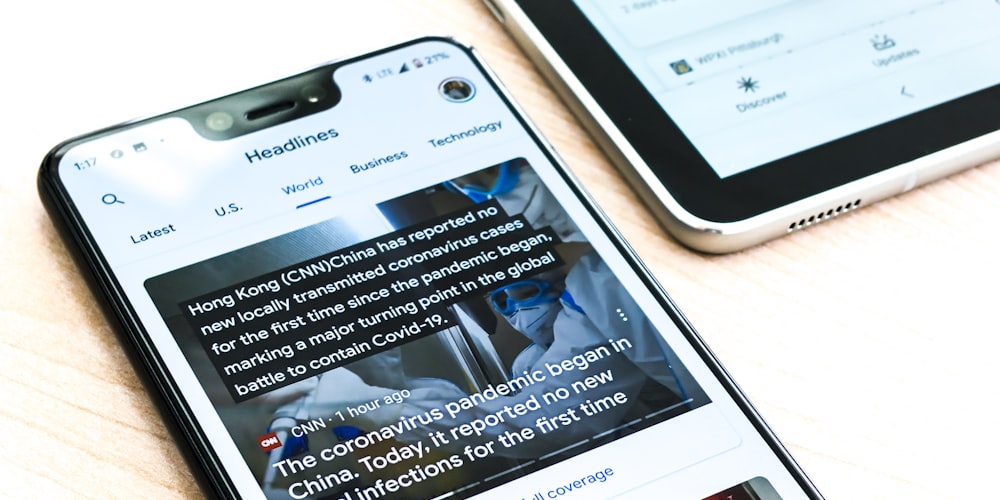 体育新闻编辑室工作场景，记者们正在紧张地编辑最新稿件